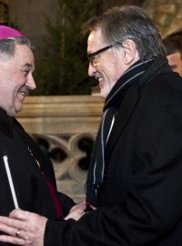 Do katedrály sv. Víta dorazilo betlémské světlo pocházející z Jeskyně Narození Páně v Betlémě, arcibiskup Dominik Duka a Petr Duhan