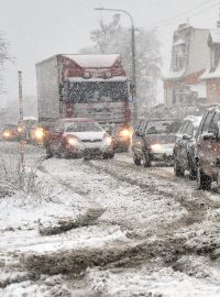 Silnice v Duchcově na Teplicku mizí pod přívaly sněhu