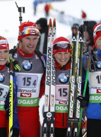 Úspěšná česká štafeta Gabriela Soukalová, Michal Šlesingr, Veronika Vítková a Jaroslav Soukup slaví druhé místo