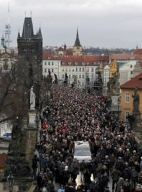 Smutečního průvodu Václava Havla se účastní tísíce lidí