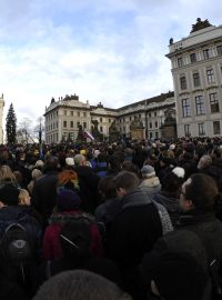 Občané se loučí s Václavem Havlem u Pražského hradu