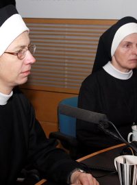 Sestra Angelika a Evangelista ve studiu Radiožurnálu