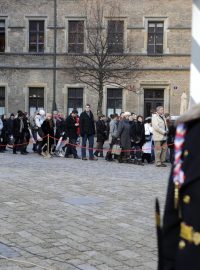 Lidé čekají ve frontě ped vchodem do Vladislavského sálu