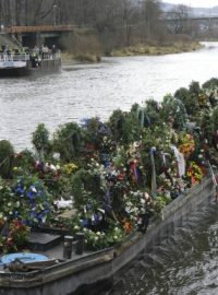 Loď s květinovými dary, kterými se lidé loučili s bývalým prezidentem Václavem Havlem, připlula do Děčína, kde byly květiny vhozeny do Labe.