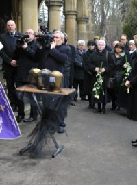 Vdova Dagmar Havlová (vpravo) uložila ostatky prezidenta Václava Havla do jeho rodinné hrobky na Vinohradském hřbitově