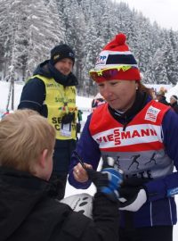 Lyžařka Eva Nývltová se podepisuje fanouškům v Toblachu