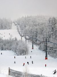 Lyžování – modrá sjezdovka se 4sedačkovou lanovkou Schwarzenbergbahn