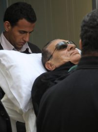 Svrženého egyptského prezidenta Husního Mubarakla přivážejí k soudu na lůžku