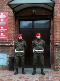 Policisté hlídají prokuraturu v Poznani, kde se během tiskové konference postřelil prokurátor