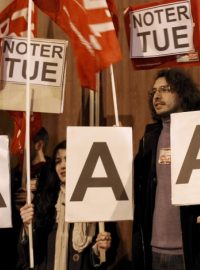 Levicoví demonstranti protestují před úřadem Standard &amp; Poor´s v Paříži proti snížení ratingu