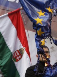 Místopředseda Jobbiku Eloed Novák s hořící vlajkou EU
