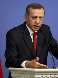 Turecký premiér Recep Tayyip Erdogan prohlásil, že rozhodnutí francouzských senátorů je pro jeho vládu neplatné a neúčinné.JPG