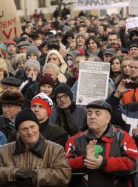 Asi 2000 nespokojených občanů protestovaly na bratislavském náměstí SNP proti údajné rozsáhlé politické korupci na Slovensku v letech 2005-2006