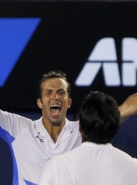 Tenisté Radek Štěpánek a Leandr Paes oslavují vítězství na grandslamovém Australian Open