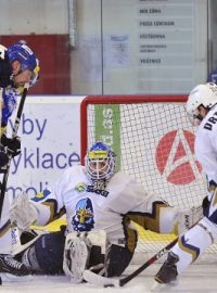 Utkání 1. kola hokejové extraligy mezi HC Kometa Brno a Rytíři Kladno 24. ledna v Brně. Kladenský Jiří Drtina (vpravo) vyráží puk od brankáře Jana Chábery, vlevo je Tomáš Divíšek z Komety