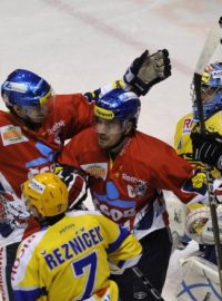 Utkání 44. kola hokejové extraligy HC ČSOB Pojišťovna Pardubice - PSG Zlín 29. ledna v Pardubicích. Radost pardubických hokejistů z gólu. Zleva zlínský hráč Radim Tesařík, Jan Kolář II. z Pardubic, Dalibor Řezníček a Petr Koukal z Pardubic, zlínský branká