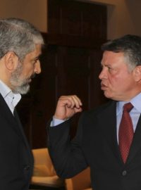Jordánský král Abdalláh II. (vpravo) přijal vůdce palestinského hnutí Hamás Chálida Mišala