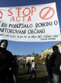 Stovky lidí se sešly na pražském Klárově na protestu proti dohodě ACTA