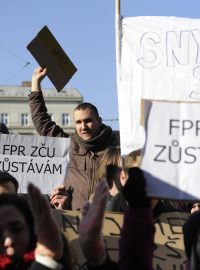 Studenti chtějí proti rozhodnutí Akreditační komise dále protestovat