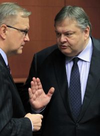 Komisař pro hospodářské a měnové záležitosti Olli Rehn (vlevo) a řecký ministr financí Evangelos Venizelos