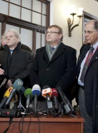 Náměstkyně  ukrajinského ministra zdravotnictví Raisa Mojsenková (vlevo) s týmem zahraničních lékařů