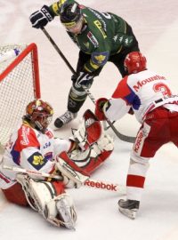 Utkání 50. kola hokejové extraligy HC Energie Karlovy Vary - HC Mountfield České Budějovice 19. února v Karlových Varech. Karlovarský útočník Tomáš Sýkora (uprosřed) v šanci před brankářem Budějovic Jakubem Kovářem. Vpravo je obránce Michael Kolarz