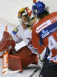 Utkání 50. kola hokejové extraligy HC ČSOB Pojišťovna Pardubice - HC Oceláři Třinec 21. února v Pardubicích. Třinecký brankář Peter Hamerlík vyráží střelu útočníka Pardubic Jana Koláře