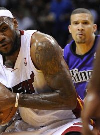 LeBron James brání míč před hráči Sacramenta