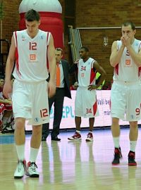 Basketbalisté Nymburka v Eurocupu (č. 12 Radek Nečas, č. 41 Andrew Naymick)