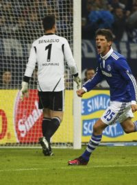 Fotbalový &#039;lovec&#039; ze Schalke Klaas-Jan Huntelaar oslavuje jeden ze svých gólů do sítě Wolfsburgu