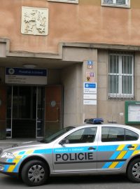Policejní vůz před budovou v ulici I.P. Pavlova v Karlových Varech