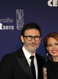 Režisér Michel Hazanavicius a herečka Bérénice Béjoová jako čerství držitelé Césarů