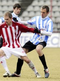 Utkání 18. kola první fotbalové ligy FK Viktoria Žižkov - FK Mladá Boleslav 26. února v Praze. Jaroslav Hílek ze Žižkova (vlevo) a Jasmin Ščuk z Boleslavi