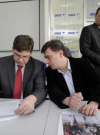 Ministr a místopředseda ODS Jiří  Pospíšil (vlevo)  na jednání výkonné rady