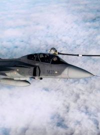 Tankování paliva do letounu JAS 39 gripen