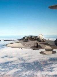 Tankování paliva do letounu JAS 39 Gripen