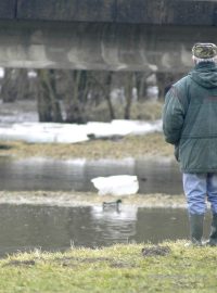 Lidé v Unčíně s napětím sledují řeku. &quot;Ještě není vyhráno,&quot; konstatuje pan Jan