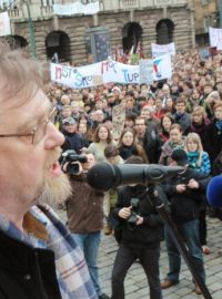 Studenti i pedagogové se sešli k protestu na Palachově náměstí v Praze