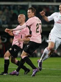 Zlatan Ibrahimovic (v bílém) zaznamenal na hřišti Palerma hattrick, domácí hráči jen bezmocne přihlížejí. AC Milán porazil Palermo v Serii A 4:0