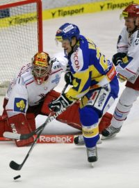 Druhý zápas předkola play off hokejové extraligy 1. března ve Zlíně. Roman Vlach ze Zlína mezi třineckým brankářem Petrem Hamerlíkem (vlevo) a jeho spoluhráčem Andrejem Novotným z Třince