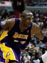 Kobe Bryant z Los Angeles Lakers a Jordan Crawford z Washingtonu v utkání NBA