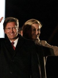 Bývalý německý prezident Christian Wulff se v Berlíně rozloučil s prezidentským úřadem. Na snímku je se svou ženou Bettinou.