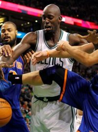 New York Knicks&#039; Tyson Chandler (L) and Jeremy Lin  (R) compete with Boston Celtics&#039; Kevin Garnett  for the ball in the first half of their NBA basketball game