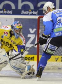 Čtvrtfinále play off hokejové extraligy, 1. zápas, HC Plzeň 1929 - PSG Zlín 10. března v Plzni. Plzeňský útočník Ondřej Kratěna střílí gól zlínskému brankáři Jakubu Sedláčkovi