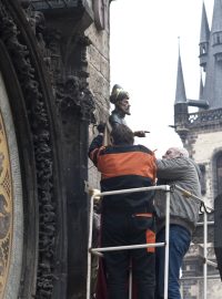 Na pražský orloj se vrátily zbylé čtyři restaurované sošky Filozofa, Anděla, Hvězdáře a Kronikáře.