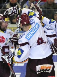 Hokejisté Sparty se radují z gólu do sítě Komety Brno ve třetím duelu čtvrtfinále play off