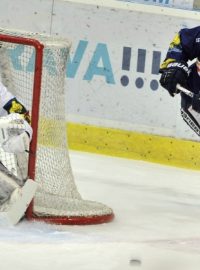 Útočník Viktor Ujčík zaznamenal hattrick a výrazně přispěl k výhře Vítkovic nad Pardubicemi 6:1