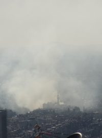 Sýrie. Dým nad Damaškem po výbuchu bomb