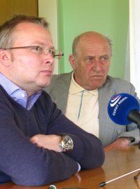Ministr Tomáš Chalupa (vlevo) a ředitel Jan Stráský očekávají otázky novinářů po jednání o úsporách ve Vimperku.