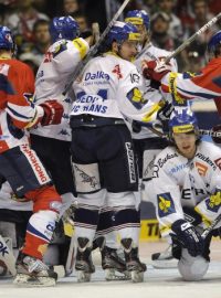 Čtvrtfinále play off hokejové extraligy, 7. zápas, HC ČSOB Pojišťovna Pardubice - HC Vítkovice Steel 20. března v Pardubicích. Bitka před vítkovickou brankou